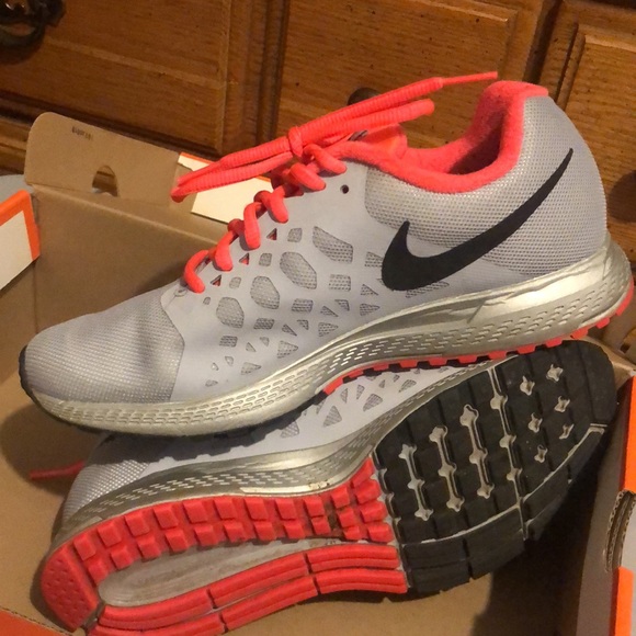 Gray and hot pink Nikes - Picture 3 of 4